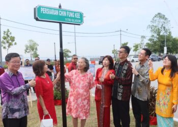 CHOW Kon Yeow (kiri) pada Majlis Perasmian Penamaan Semula Persiaran Pantai Sinaran Kepada Persiaran Chin Fung Kee di Penang Waterfront Convention Centre (PWCC) di Pulau Pinang, hari ini.-UTUSAN/DANIAL SAAD