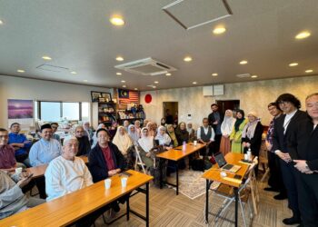 Dari kanan, Masatoshi Ibi diikuti Dr Masahiro Yoshida ketika membentangkan perancangan membina tanah perkuburan Islam di Pusat Dakwah Jepun di Osaka, baru-baru ini.