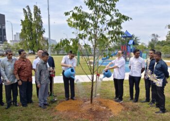 H'NG Mooi Lye (lima dari kiri) dan Lim Guan Eng (empat dari kanan) menyiram pokok sebagai gimik perasmian projek naik taraf Taman Pantai di Butterworth, Pulau Pinang hari ini.