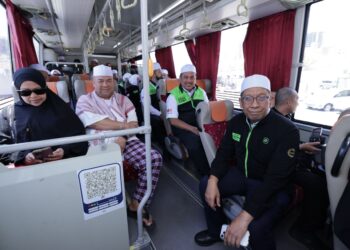 JEMAAH haji Malaysia menaiki bas dari Hotel Abraj Al Tayseer ke Stesyen Bas Jarwal yang terletak berhampiran Masjidil Haram, Mekah, semalam.
