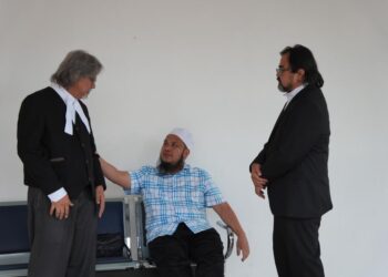 EBIT Lew bersama peguam bela Ram Singh dan Kamarudin Mohmad Chinki.