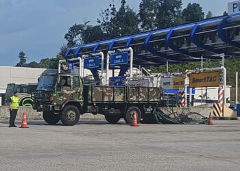 SERAMAI 13 anggota tentera cedera selepas trak membawa mereka merempuh palang Plaza Tol Teratai, Lebuhraya Bertingkat Sungai Besi-Ulu Kelang (SUKE) di Ampang dekat sini, petang ini.