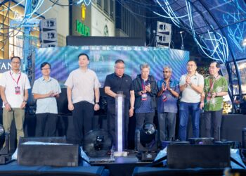 TIONG King Sing (tengah) sewaktu merasmikan Program Rain, Rave, Water, Music Festival di Bukit Bintang, di sini hari ini. - UTUSAN/SHIDDIEQIIN ZON