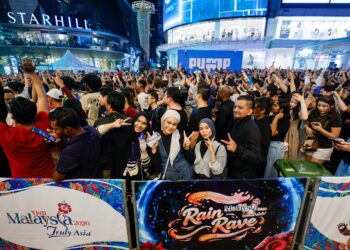 ANTARA segelintir pengunjung yang hadir sewaktu perasmian  Program Rain, Rave, Water, Music Festival di Bukit Bintang, di sini hari ini. - UTUSAN/SHIDDIEQIIN ZON