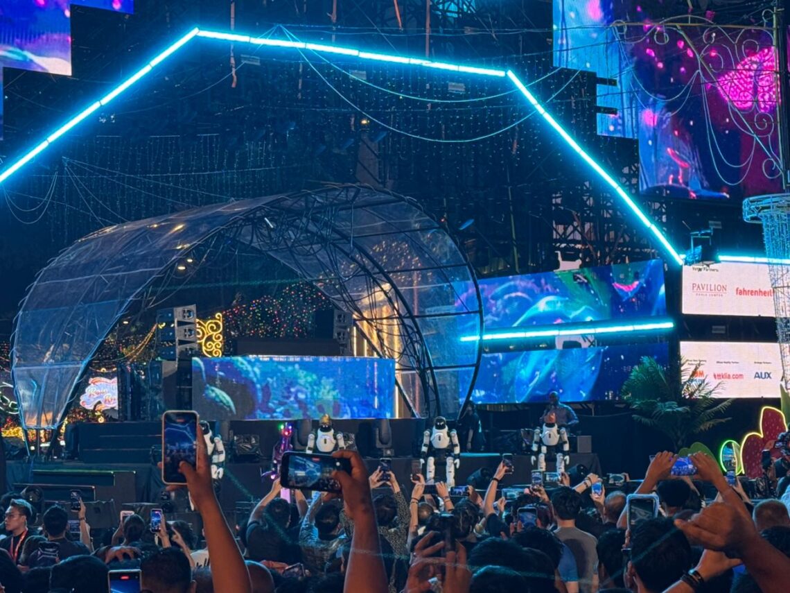 Robot AI menari tarian tradisional buka Rain Rave Music 2026
