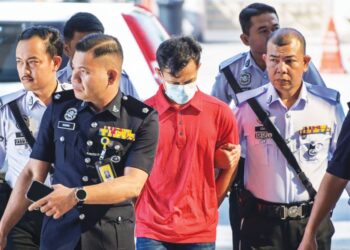 SEORANG pegawai tentera yang didakwa memandu dalam keadaan mabuk ketika dibawa ke Mahkamah Majistret Kuala Lumpur, semalam. 
– UTUSAN/SYAKIR RADIN