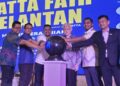 MOHD. Hizzat Mohd. Shah (dua kanan) mengiringi Kamarudin Md. Nor menyempurnakan perasmian Matta Fair Kelantan 2026 di Tunjong, Kota Bharu, Kelantan hari ini.-UTUSAN/MUSTAQIM MOHAMED.