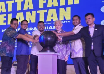 MOHD. Hizzat Mohd. Shah (dua kanan) mengiringi Kamarudin Md. Nor menyempurnakan perasmian Matta Fair Kelantan 2026 di Tunjong, Kota Bharu, Kelantan hari ini.-UTUSAN/MUSTAQIM MOHAMED.