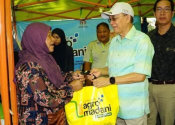 Pengiran Saifuddin Pengiran Tahir Putra mengadakan program turun padang bertanya khabar dan masalah rakyat adalah keutamaan sebagai wakil rakyat di Pantai Panis.  Gambar ihsan Pejabat ADUN Pantai Manis