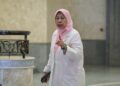 ZURAIDA Kamaruddin ketika tiba di Mahkamah Persekutuan, Putrajaya bagi pendengaran rayuan Parti Keadilan Rakyat (PKR) untuk mencabar keputusan yang mengurangkan jumlah perlu dibayar olehnya  daripada RM10 juta kepada RM100,000 kerana melanggar syarat bon parti. UTUSAN/AMIR KHALID