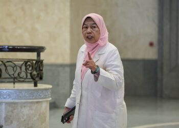 ZURAIDA Kamaruddin ketika tiba di Mahkamah Persekutuan, Putrajaya bagi pendengaran rayuan Parti Keadilan Rakyat (PKR) untuk mencabar keputusan yang mengurangkan jumlah perlu dibayar olehnya  daripada RM10 juta kepada RM100,000 kerana melanggar syarat bon parti. UTUSAN/AMIR KHALID