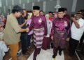DZULKEFLY Ahmad bersalaman dengan orang ramai ketika hadir di Majlis Hari Raya Parlimen Pulai di Dewan Taman Bukit Indah, Johor Bahru. UTUSAN/ RAJA JAAFAR ALI