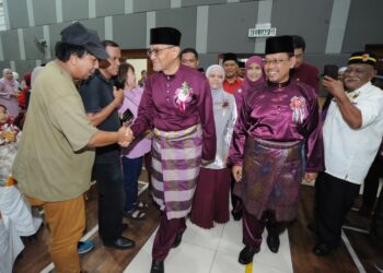 DZULKEFLY Ahmad bersalaman dengan orang ramai ketika hadir di Majlis Hari Raya Parlimen Pulai di Dewan Taman Bukit Indah, Johor Bahru. UTUSAN/ RAJA JAAFAR ALI