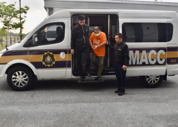 SUSPEK (dua dari kiri) dibawa masuk ke mahkamah bagi mendapatkan permohonan reman bagi membolehkan siasatan lanjut dijalankan berhubung kes menerima rasuah di
Kompleks Mahkamah Kangar, Perlis, hari ini -UTUSAN/ASYRAF MUHAMMAD