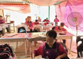 MURID Sekolah Kebangsaan (SK) Balaban Jaya, Beluran, Sabah terpaksa belajar di bawah khemah tanpa dinding - IHSAN THE BORNEO POST