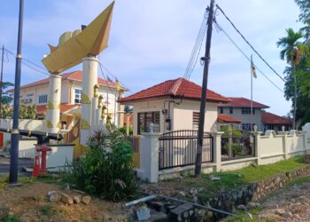 SUASANA di pintu masuk Balai Undang Luak Sungei Ujong di Ampangan dekat Seremban kelihatan tenang selepas Dewan Keadilan dan Undang mengeluarkan nasihat berhubung kedudukan Datuk Mubarak Dohak sebagai Undang Luak Sungei Ujong hari ini.