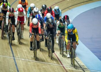 PELUMBA berbasikal trek negara, Nur Aisyah Mohamad Zubir (tengah) ketika beraksi acara penyingkiran wanita di pusingan akhir Piala Dunia Trek di Velodrom Nasional, Nilai di sini, hari ini. - UTUSAN/ISKANDAR ISHAK