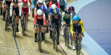 PELUMBA berbasikal trek negara, Nur Aisyah Mohamad Zubir (tengah) ketika beraksi acara penyingkiran wanita di pusingan akhir Piala Dunia Trek di Velodrom Nasional, Nilai di sini, hari ini. - UTUSAN/ISKANDAR ISHAK