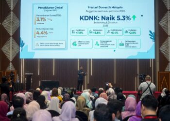 AKMAL Nasrullah Mohd Nasir ketika membentangkan hala tuju Pangkalan Data Utama (PADU) pada Majlis Perhimpunan Bulanan Kementerian dan Hala Tuju PADU di Pusat Konvensyen Antarabangsa Putrajaya (PICC) di sini, hari ini. - UTUSAN/FAISOL MUSTAFA