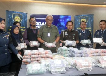 MOHD Safrie Zakaria (empat kiri) menunjukkan barang rampasan penyeludupan ubat-ubatan tidak berdaftar dan racun terkawal pada sidang akhbar AKPS melumpuhkan sindiket penyeludupan di Lapangan Terbang Antarabangsa Kuala Lumpur (KLIA). - UTUSAN/FAISOL MUSTAFA