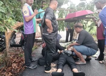 KEADAAN Muhammad Azmin Ahmad Fauzi yang dihempap pokok tumbang dalam kejadian ribut di Bagan Serai, kelmarin.