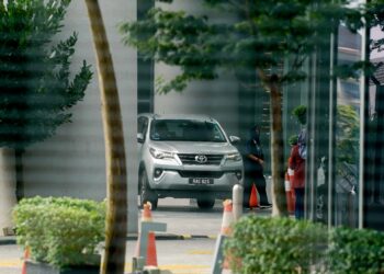 ANAK perempuan Tun Daim Zainuddin, Asnida tiba di Ibu Pejabat Suruhanjaya Pencegahan Rasuah Malaysia (SPRM) Putrajaya. - UTUSAN/FAISOL MUSTAFA