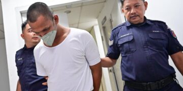 MUHAMMAD Firdaus Zamri semasa dibawa ke Mahkamah Sesyen Kuala Terengganu. - UTUSAN/PUQTRA HAIRRY