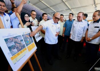 ANWAR Ibrahim (dua dari kanan) diiringi Ahmad Samsuri Mokhtar (kanan) mendengar penerangan pelan projek pada Majlis Pecah Tanah Kolej Matrikulasi di  Bukit Payong, Marang, Terengganu. -UTUSAN/PUQTRA HAIRRY