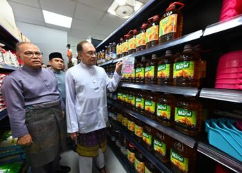 ANWAR Ibrahim meninjau barangan di Madani Mart yang pertama di Indera Mahkota, Kuantan, Pahang. - UTUSAN/SHAIKH AHMAD RAZIF