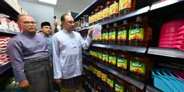 ANWAR Ibrahim meninjau barangan di Madani Mart yang pertama di Indera Mahkota, Kuantan, Pahang. - UTUSAN/SHAIKH AHMAD RAZIF