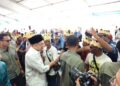 ANWAR Ibrahim bersalaman dengan wakil Orang Asli pada Majlis Jalinan Mesra Madani di Taman Perpaduan Koperasi 2 di Tambun, Ipoh hari ini.