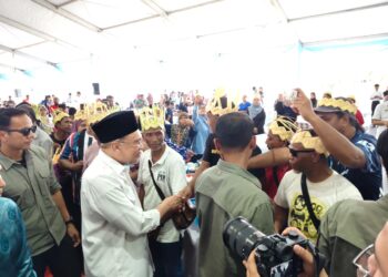 ANWAR Ibrahim bersalaman dengan wakil Orang Asli pada Majlis Jalinan Mesra Madani di Taman Perpaduan Koperasi 2 di Tambun, Ipoh hari ini.