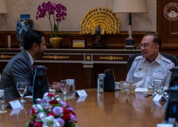 ANWAR Ibrahim menerima kunjungan hormat daripada  Pengasas dan Ketua Pegawai Eksekutif AirTrunk, Robin Khuda  wakil AirTrunk di Bangunan Perdana Putra, Putrajaya, semalam.