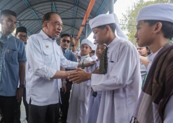 ANWAR Ibrahim (tengah) bersalaman dengan pelajar pada Majlis Ramah Mesra MADANI Pelajar Tahfiz Negeri Terengganu di Sekolah Menengah Imtiyaz Yayasan Terengganu, Kuala Terengganu, Terengganu. -UTUSAN/PUQTRA HAIRRY