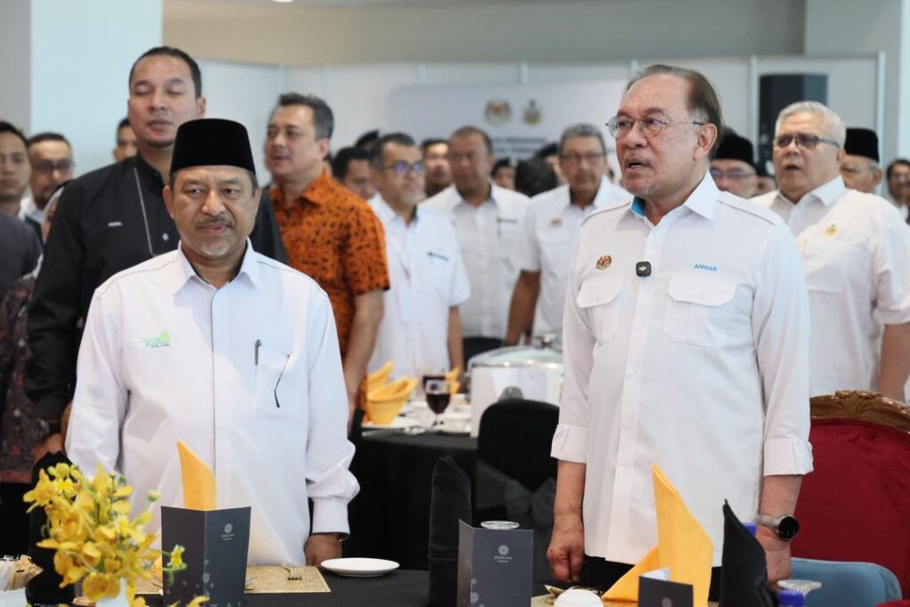 Anwar pilih turun padang, lihat masalah sebenar rakyat