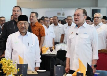 ANWAR Ibrahim (kanan) semasa hadir ke Majlis Perasmian Terminal Baharu Lapangan Terbang Sultan Ismail Petra (LTSIP) Pengkalan Chepa, Kota Bharu, Kelantan. - UTUSAN/KAMARUL BISMI KAMARUZAMAN