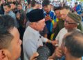 ANWAR Ibrahim bersalam dengan rakyat semasa menghadiri Program Rahmah Mesra dan Lawatan ke Masjid Gong Chapa, Pasir Puteh, Kelantan. - UTUSAN/ROHANA ISMAIL