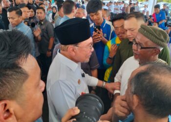 ANWAR Ibrahim bersalam dengan rakyat semasa menghadiri Program Rahmah Mesra dan Lawatan ke Masjid Gong Chapa, Pasir Puteh, Kelantan. - UTUSAN/ROHANA ISMAIL