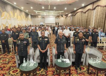 ARMIZAN Mohd. Ali (dua kanan) semasa menghadiri Taklimat Penguatkuasaan Op Tiris 4.0 (Bersepadu) dan Akta Kawalan Bekalan 1961 kepada pemborong barang kawalan dan pengusaha stesen minyak di Kota Bharu, Kelantan. - UTUSAN/YATIMIN ABDULLAH