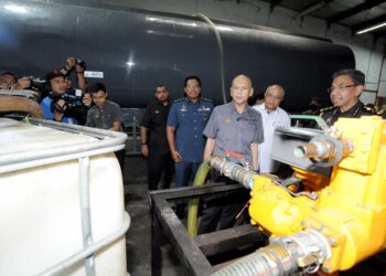 Armizan Mohd. Ali meninjau stor haram pengumpulan minyak diesel yang berjaya dipatahkan oleh penguatkuasa KPDN di kawasan perindustrian Taman Mount Austin,Johor Bahru. UTUSAN/RAJA JAAFAR ALI
Pemberita: Khairul