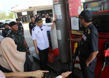 ARMIZAN Mohd. Ali (kiri) melakukan tinjauan di salah sebuah stesen minyak di Rantau Panjang, Kelantan. - UTUSAN/KAMARUL BISMI KAMARUZAMAN