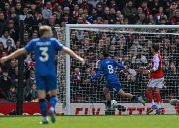 ALEX Scott (tengah) meraikan jaringan gol kedua Bournemouth ketika menentang Arsenal dalam aksi Liga Perdana Inggeris di Stadium Emirates, London, hari ini. - AFP