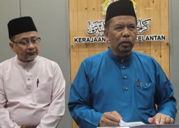 WAN Roslan Wan Hamat diiringi Pengerusi Jawatankuasa Belia, Sukan, NGO dan Perpaduan Masyarakat negeri, Zamakhshari Muhamad semasa sidang akhabr selepas Mesyuarat Mingguan Exco Kerajaan Negeri Kelantan di Kompleks Kota Darulnaim, Kota Bharu, Kelantan. - UTUSAN/MUSTAQIM MOHAMED