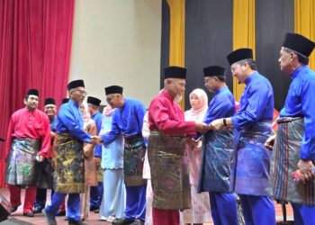 ASYRAF Wajdi Dusuki (dua dari kanan) pada Majlis Perasmian Serentak Persidangan UMNO Cawangan-Cawangan Lumut hari ini. - UTUSAN/AIN SAFRE BIDIN
