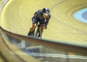 DATUK Azizulhasni Awang ketika beraksi aksi kelayakan pecut individu lelaki Piala Dunia Trek di Velodrom Nasional Malaysia, Nilai, hari ini. - UTUSAN/ISKANDAR ISHAK