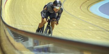 DATUK Azizulhasni Awang ketika beraksi aksi kelayakan pecut individu lelaki Piala Dunia Trek di Velodrom Nasional Malaysia, Nilai, hari ini. - UTUSAN/ISKANDAR ISHAK