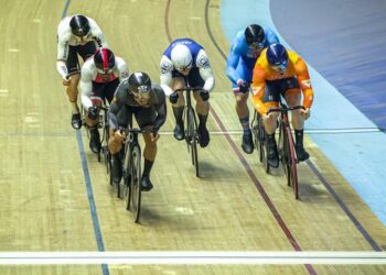 DATUK Azizulhasni Awang (baju hitam) ketika melintasi garisan penamat pada aksi separuh akhir pertama keirin lelaki di Velodrom Nasional Malaysia, Nilai, hari ini. - UTUSAN/ISKANDAR ISHAK
