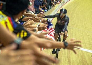 DATUK Azizulhasni Awang meraikan kejayaannya selepas memenangi perlumbaan akhir keirin lelaki di Velodrom Nasional Malaysia, Nilai di sini, hari ini. - UTUSAN/
ISKANDAR ISHAK