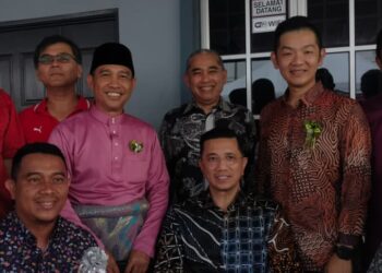 MOHAMED Azmin Ali (depan, tengah) menghadiri majlis perkahwinan anak Abdul Yunus Jamahri di Parit Buntar hari ini. - UTUSAN/WAT KAMAL ABAS