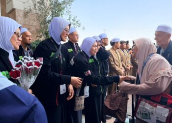 JEMAAH haji Malaysia selamat tiba di Madinah disambut petugas Tabung Haji.